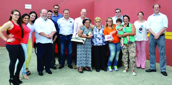 Ganhadoresdos prêmios da campanha de Natal com a equipe e diretoria da Associação Comercial e Industrial de Santo André