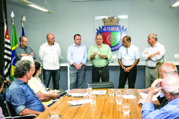 O prefeito José Auricchio Júnior em reunião com membros da Aciscs (Associação Comercial e Industrial de São Caetano do Sul)