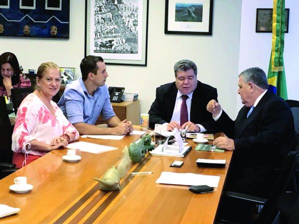 Secretária Regina Gonçalves, prefeito Lauro Michels (PV), ministro Zequinha Sarney (PV) e o deputado federal Arnaldo Faria de Sá